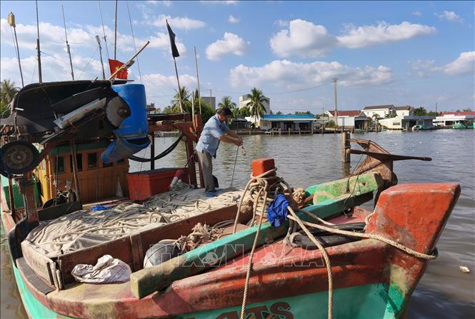 Tàu cá ngư dân neo đậu chờ giá nhiên liệu (dầu DO) giảm. Ảnh: Tuấn Phi - TTXVN