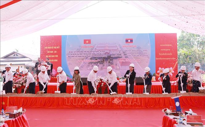 Các đại biểu thực hiện Lễ khởi công Dự án xây dựng Bệnh viện Hữu nghị Đà Nẵng - Xekong. Ảnh: Xuân Tú - PV TTXVN tại Lào