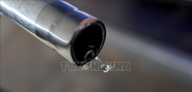 Xăng nhỏ giọt từ vòi bơm tại trạm xăng ở London, Anh. Ảnh: THX/TTXVN