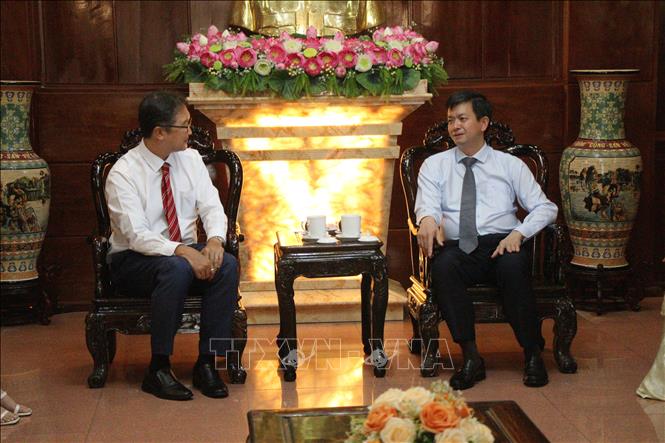 Ông Lê Quang Tùng, Bí thư Thành ủy Cần Thơ (bên phải) tiếp và làm việc với đoàn. Ảnh: Nguyễn Hằng - TTXVN