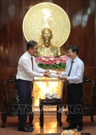 Ông Jung Jungtae, Tổng Lãnh sự Hàn Quốc tại Thành phố Hồ Chí Minh (bên trái) tặng quà lưu niệm cho lãnh đạo Thành ủy Cần Thơ. Ảnh: Nguyễn Hằng - TTXVN