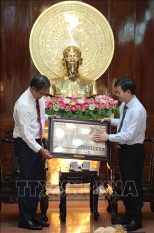 Lãnh đạo Thành ủy Cần Thơ tặng quà lưu niệm cho Tổng lãnh sự Hàn Quốc tại Thành phố Hồ Chí Minh Jung Jungtae. Ảnh: Nguyễn Hằng - TTXVN