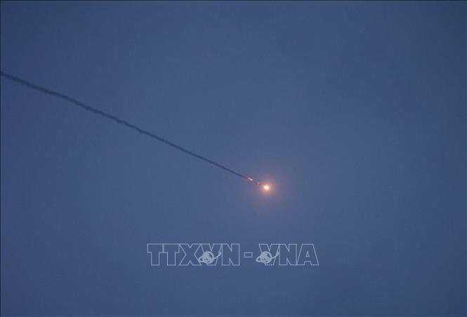 Vệt sáng trên bầu trời tại khu vực phía Bắc Israel giáp giới với Liban khi hệ thống phòng không Israel đánh chặn rocket được phóng từ Liban, ngày 18/3/2026. Ảnh: THX/TTXVN