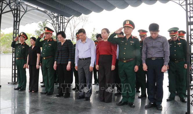 Đại biểu dành một phút mặc niệm, tưởng nhớ các Anh hùng liệt sĩ. Ảnh: Tường Vi – TTXVN 