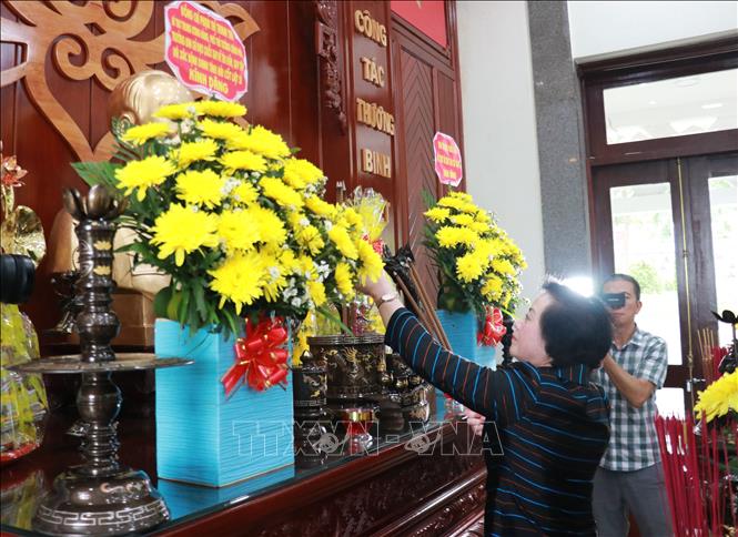 Đồng chí Phạm Thị Thanh Trà, Bí thư Trung ương Đảng, Phó Thủ tướng Chính phủ dâng hương lên Chủ tịch Hồ Chí Minh. Ảnh: Tường Vi – TTXVN