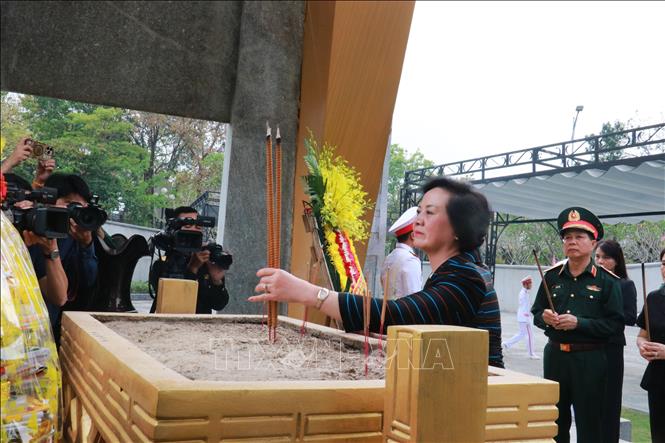 Đồng chí Phạm Thị Thanh Trà, Bí thư Trung ương Đảng, Phó Thủ tướng Chính phủ dâng hương tưởng niệm các Anh hùng liệt sĩ tại Nghĩa trang Liệt sĩ Quốc gia Đường 9. Ảnh: Tường Vi – TTXVN 
