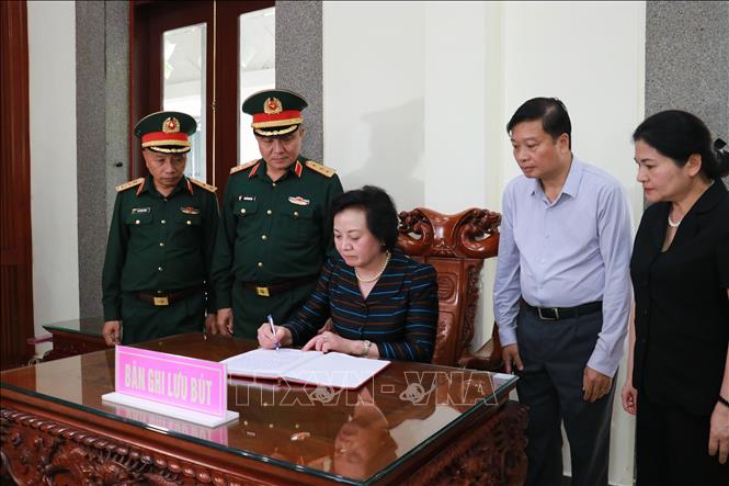 Đồng chí Phạm Thị Thanh Trà, Bí thư Trung ương Đảng, Phó Thủ tướng Chính phủ ghi sổ lưu niệm. Ảnh: Tường Vi – TTXVN 