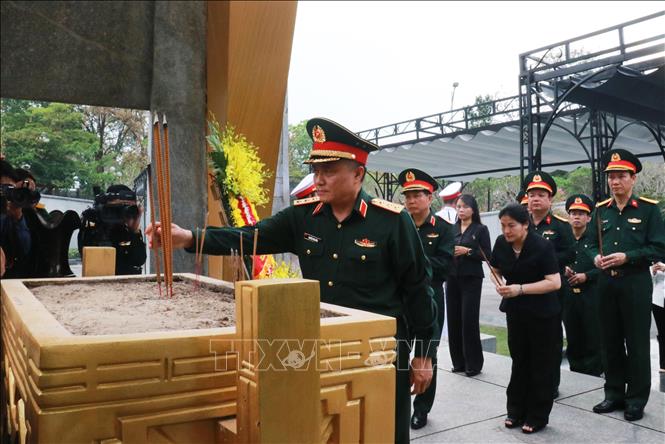 Đại biểu dâng hương tưởng niệm các Anh hùng liệt sĩ tại Nghĩa trang Liệt sĩ Quốc gia Đường 9. Ảnh: Tường Vi – TTXVN