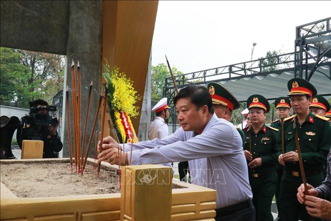 Đại biểu dâng hương tưởng niệm các Anh hùng liệt sĩ tại Nghĩa trang Liệt sĩ Quốc gia Đường 9 ở Quảng Trị. Ảnh: Tường Vi – TTXVN 