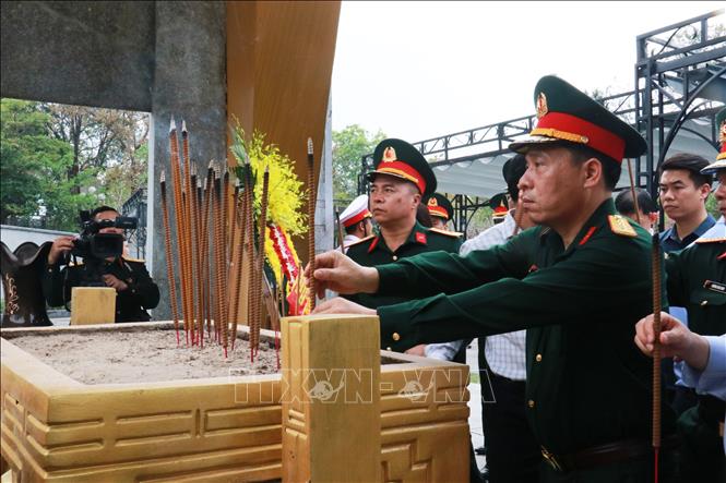 Đại biểu dâng hương tưởng niệm các Anh hùng liệt sĩ tại Nghĩa trang Liệt sĩ Quốc gia Đường 9 ở Quảng Trị. Ảnh: Tường Vi – TTXVN 