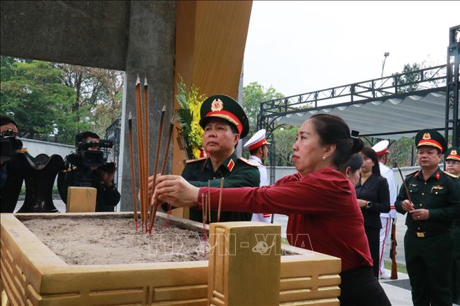 Đại biểu dâng hương tưởng niệm các Anh hùng liệt sĩ tại Nghĩa trang Liệt sĩ Quốc gia Đường 9. Ảnh: Tường Vi – TTXVN 