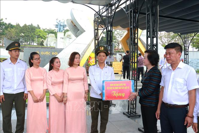 Đồng chí Phạm Thị Thanh Trà, Bí thư Trung ương Đảng, Phó Thủ tướng Chính phủ tặng quà cho cán bộ, nhân viên đang công tác tại Nghĩa trang Liệt sĩ Quốc gia Đường 9. Ảnh: Tường Vi – TTXVN