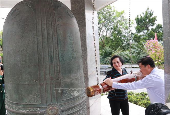 Đồng chí Phạm Thị Thanh Trà, Bí thư Trung ương Đảng, Phó Thủ tướng Chính phủ thỉnh chuông tại Nghĩa trang Liệt sĩ Quốc gia Đường 9. Ảnh: Tường Vi – TTXVN 