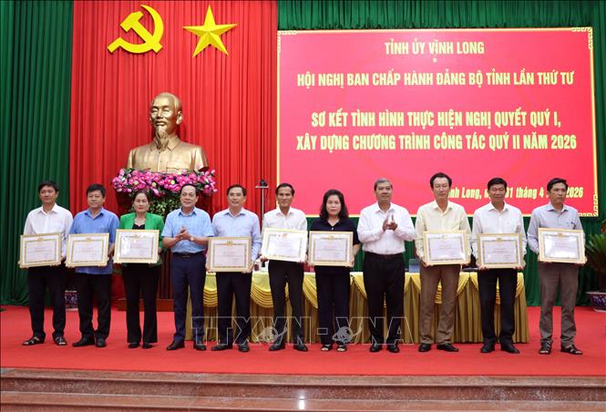 Lãnh đạo Tỉnh ủy Vĩnh Long trao Bằng khen cho các Đảng ủy trực thuộc Tỉnh ủy hoàn thành xuất sắc nhiệm vụ năm 2025. Ảnh: Phạm Minh Tuấn - TTXVN 