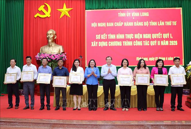 Lãnh đạo Tỉnh ủy Vĩnh Long trao Bằng khen cho các Đảng ủy trực thuộc Tỉnh ủy hoàn thành xuất sắc nhiệm vụ năm 2025. Ảnh: Phạm Minh Tuấn - TTXVN 