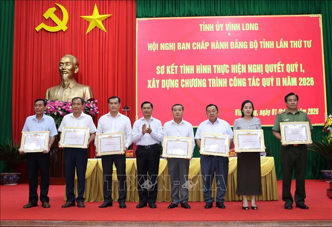 Bí thư Tỉnh ủy Vĩnh Long Trần Văn Lâu trao Bằng khen cho các Đảng ủy trực thuộc Tỉnh ủy hoàn thành xuất sắc nhiệm vụ năm 2025. Ảnh: Phạm Minh Tuấn - TTXVN 