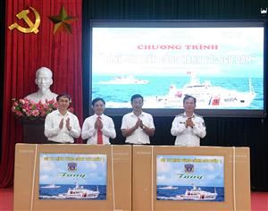 Cảnh sát biển đồng hành với ngư dân Ninh Bình