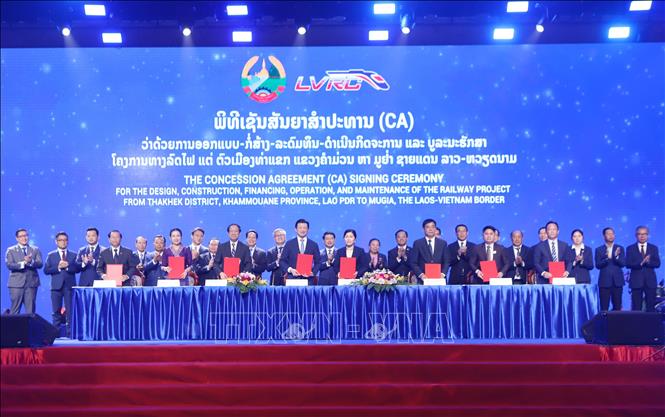 Đại diện các bên tham gia ký Thỏa thuận. Ảnh: Xuân Tú - PV TTXVN tại Lào