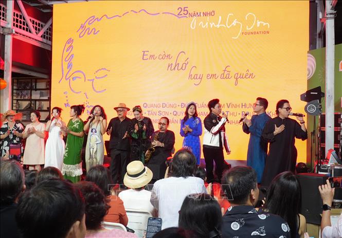 Sau 25 năm rời xa “cõi tạm”, di sản của cố nhạc sĩ Trịnh Công Sơn vẫn vẹn nguyên giá trị. Ảnh: Hữu Duyên - TTXVN 