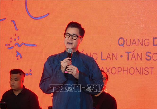 Ca sĩ Quang Dũng, một trong những giọng ca nam thể hiện thành công nhạc Trịnh đã làm bùng nổ không gian Đường sách với các ca khúc “Như cánh vạc bay” và “Xin cho tôi”. Ảnh: Hữu Duyên - TTXVN 