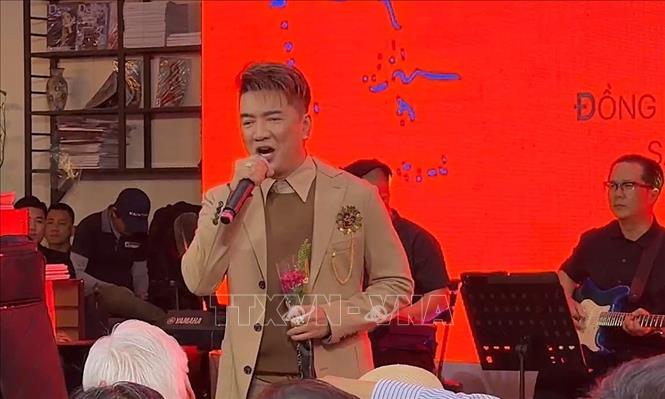 Ca sĩ Đàm Vĩnh Hưng thể hiện nhạc phẩm “Diễm xưa” bằng phong cách riêng. Ảnh: Hữu Duyên - TTXVN 