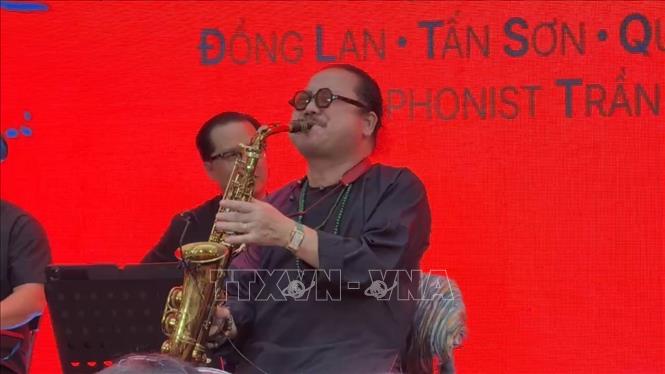 Nghệ sĩ saxophone Trần Mạnh Tuấn trình diễn tại đêm nhạc. Ảnh: Hữu Duyên - TTXVN 