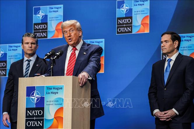 Tổng thống Mỹ Donald Trump (giữa) trong cuộc họp báo sau khi dự Hội nghị thượng đỉnh NATO ở Lahay, Hà Lan. Ảnh: THX/TTXVN