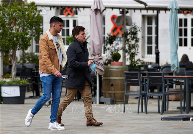 (Tư liệu) Người dân tại Gibraltar. Ảnh: THX/TTXVN