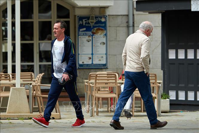 (Tư liệu) Người dân tại Gibraltar. Ảnh: THX/TTXVN