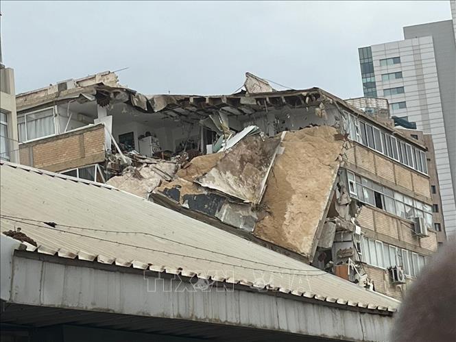 Bốn căn hộ trong tòa nhà bị hư hại nghiêm trọng, trong đó các tầng trên chịu thiệt hại nặng nề nhất. Ảnh: Thanh Bình - PV TTXVN tại Israel