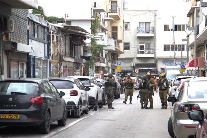 Lực lượng phòng vệ Israel hỗ trợ công tác cứu hộ tại hiện trường vụ sập toà chung cư ở Tel Aviv. Ảnh: Thanh Bình - PV TTXVN tại Israel