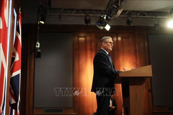 Thủ tướng Anh Keir Starmer phát biểu tại cuộc họp báo ở thủ đô London ngày 1/4/2026. Ảnh: THX/TTXVN