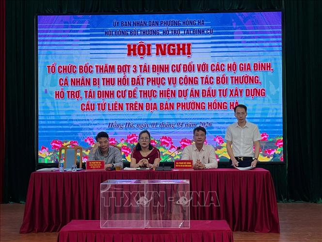 Hội nghị Tổ chức bắt thăm đợt 3 tái định cư đối với các hộ gia đình, cá nhân trong diện thu hồi đất để thực hiện dự án đầu tư xây dựng cầu Tứ Liên trên địa bàn phường Hồng Hà. Ảnh: Hải Yến - TTXVN phát