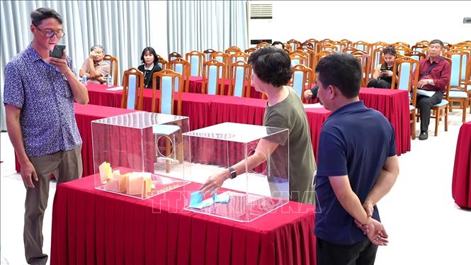 Người dân tiến hành bốc thăm đất tái định cư. Ảnh: Hải Yến/TTXVN phát