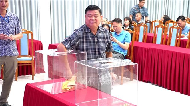 Người dân tiến hành bốc thăm đất tái định cư. Ảnh: Hải Yến - TTXVN phát