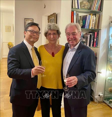 Đại sứ Trịnh Đức Hải (trái) chụp ảnh chung cùng vợ chồng bà Elisabeth Aubrac. Ảnh: TTXVN phát 