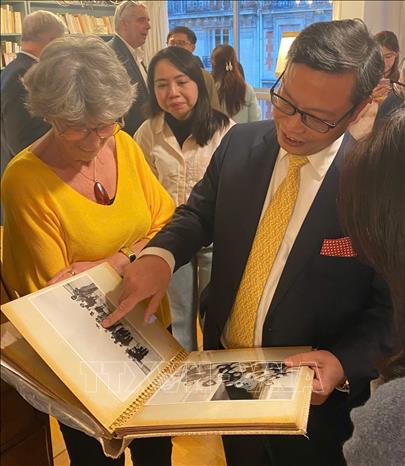 Đại sứ Trịnh Đức Hải cùng gia đình bà Elisabeth Aubrac xem lại những hình ảnh tư liệu về Chủ tịch Hồ Chí Minh. Ảnh: TTXVN phát