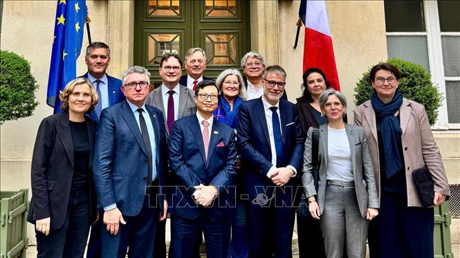 Đại sứ Việt Nam Trịnh Đức Hải và Chủ tịch Nhóm Nghị sĩ hữu nghị Pháp - Việt Nam Michel Criaud (hàng đầu, thứ ba từ phái sang). Ảnh: TTXVN phát