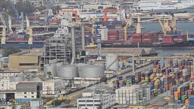 Khu dự trữ nhiên liệu tại một cảng biển Algeria. Ảnh: Nguyễn An - PV TTXVN tại Algeria