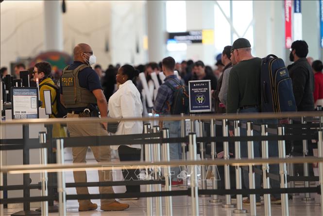 Đặc vụ của Cơ quan Thực thi Di trú và Hải quan (ICE) tuần tra tại sân bay La Guardia ở New York, Mỹ, ngày 23/3/2026. Ảnh: THX/TTXVN