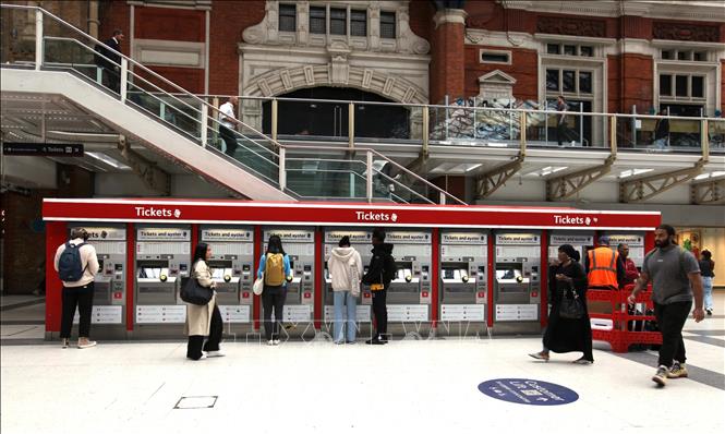 Điểm bán vé tự động của Ga đường sắt London Liverpool Street. Ảnh: Hữu Tiến - PV TTXVN tại Anh