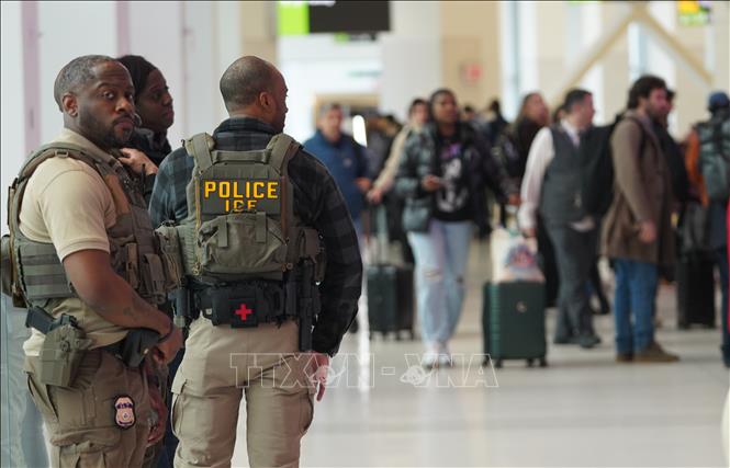 Đặc vụ của Cơ quan Thực thi Di trú và Hải quan (ICE) tuần tra tại sân bay La Guardia ở New York, Mỹ, ngày 23/3/2026. Ảnh: THX/TTXVN
