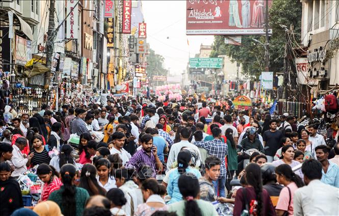 Người dân tại một khu chợ ở Lucknow, Ấn Độ. Ảnh: ANI/TTXVN