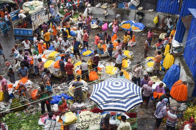 Người dân tại một khu chợ ở Kolkata, Ấn Độ. Ảnh: ANI/TTXVN