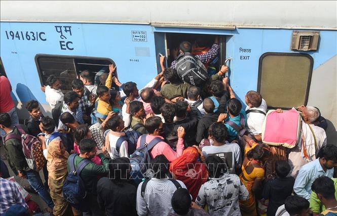 Hành khách tại một nhà ga tàu hỏa ở Patna, Ấn Độ. Ảnh: ANI/TTXVN