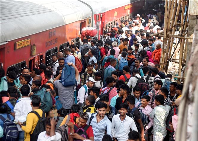Hành khách tại một nhà ga tàu hỏa ở Patna, Ấn Độ. Ảnh: ANI/TTXVN