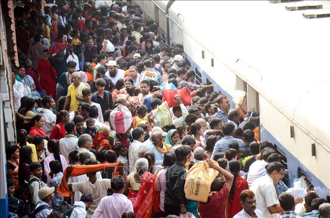 Hành khách tại một nhà ga tàu hỏa ở Patna, Ấn Độ. Ảnh: ANI/TTXVN