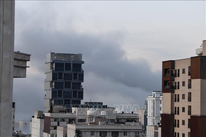 Khói bốc lên sau vụ tấn công tại Tehran, Iran, ngày 1/4/2026. Ảnh: THX/TTXVN