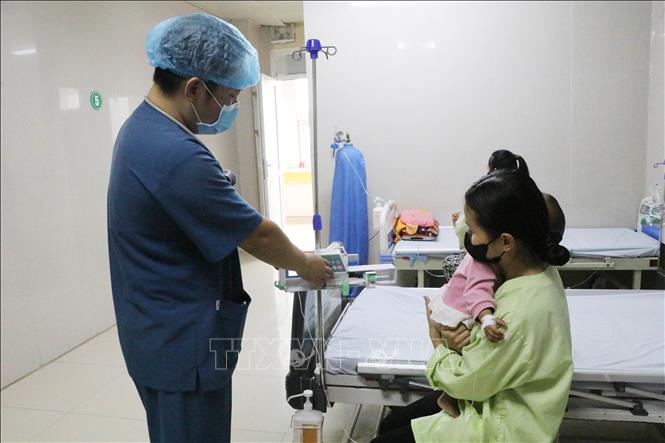 Chỉ sau 4 ngày điều trị hồi sức tích cực, bệnh nhân đã được thoát máy, tình trạng hô hấp tuần hoàn và thần kinh đều ổn định. Ảnh: Hải Yến – TTXVN