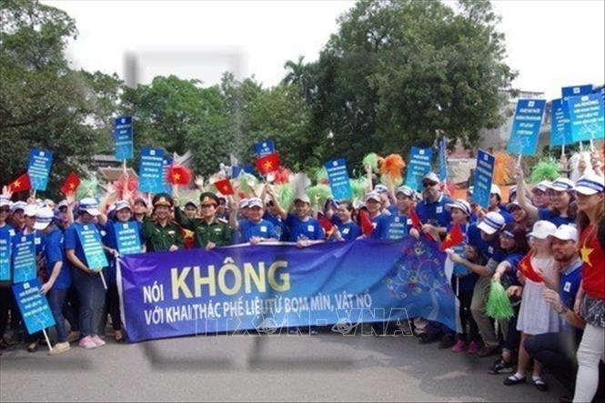 Diễu hành hưởng ứng Ngày thế giới phòng chống bom mìn 4/4 (2018). Ảnh TTXVN phát